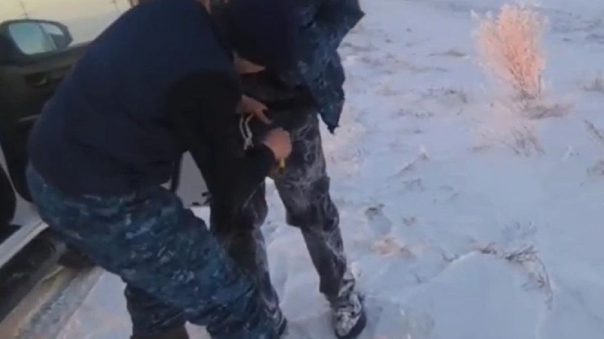 Разрезают одежду в Павлодарской области