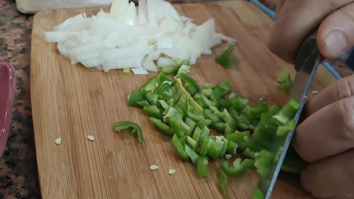 Нарезка лука и перца
