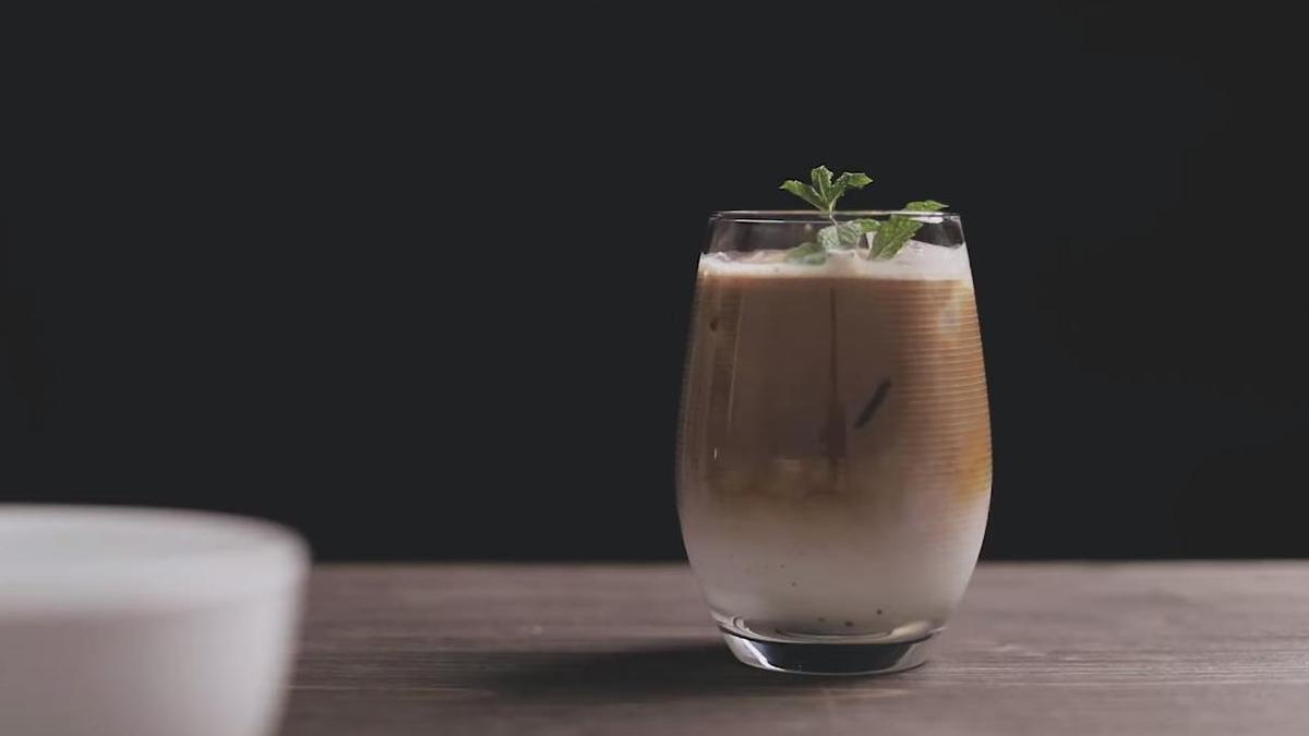 Напиток украшают мятой