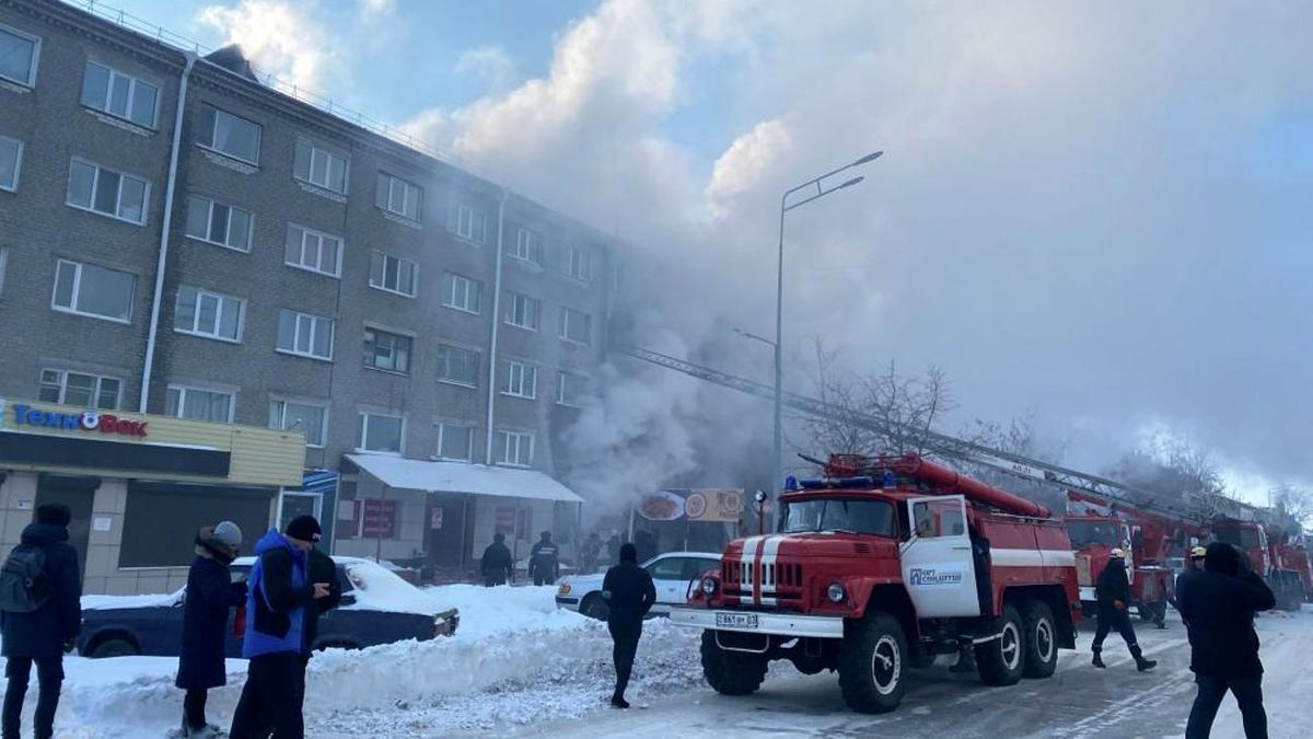 Пожарная машина стоит на месте взрыва