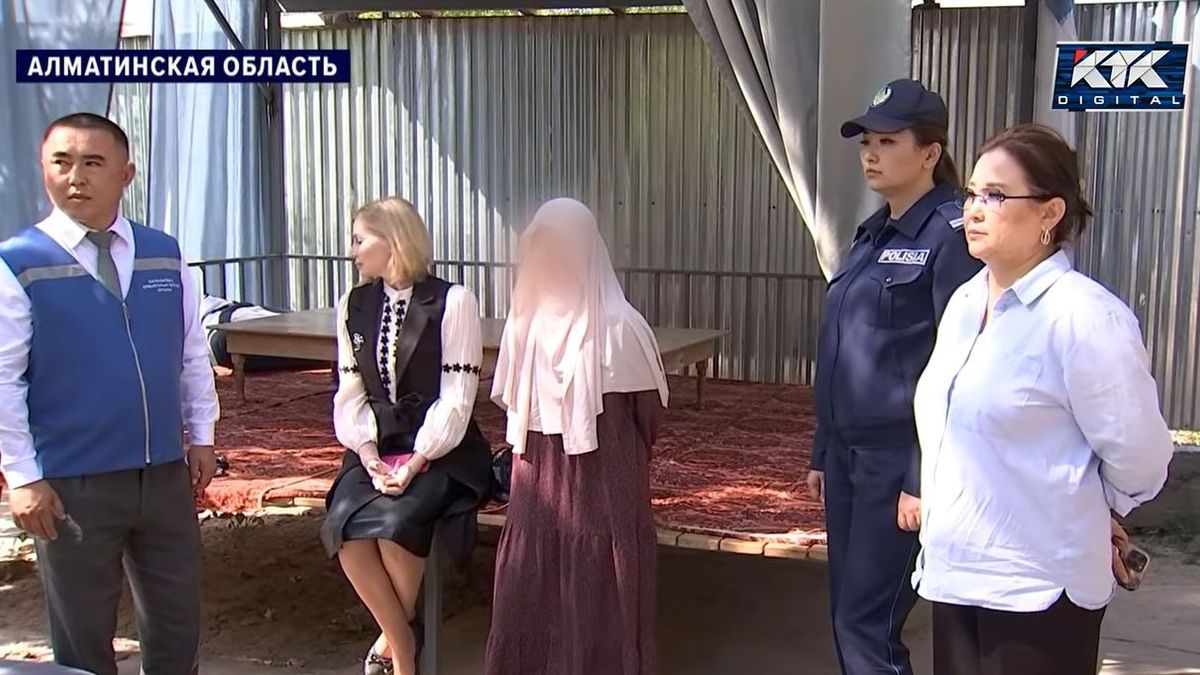 Делегация специалистов со сбежавшим подростком