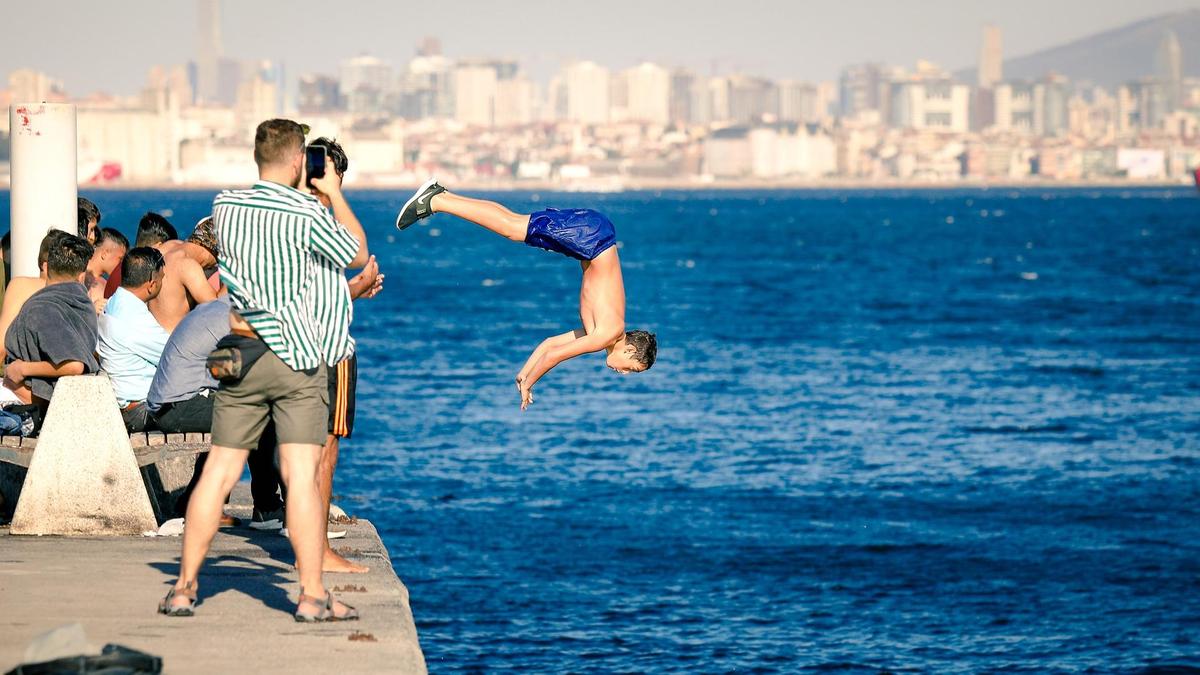 мальчик прыгает в воду