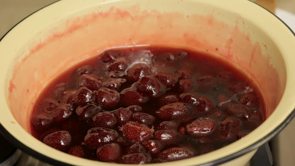 Варенье из клубники в  миске