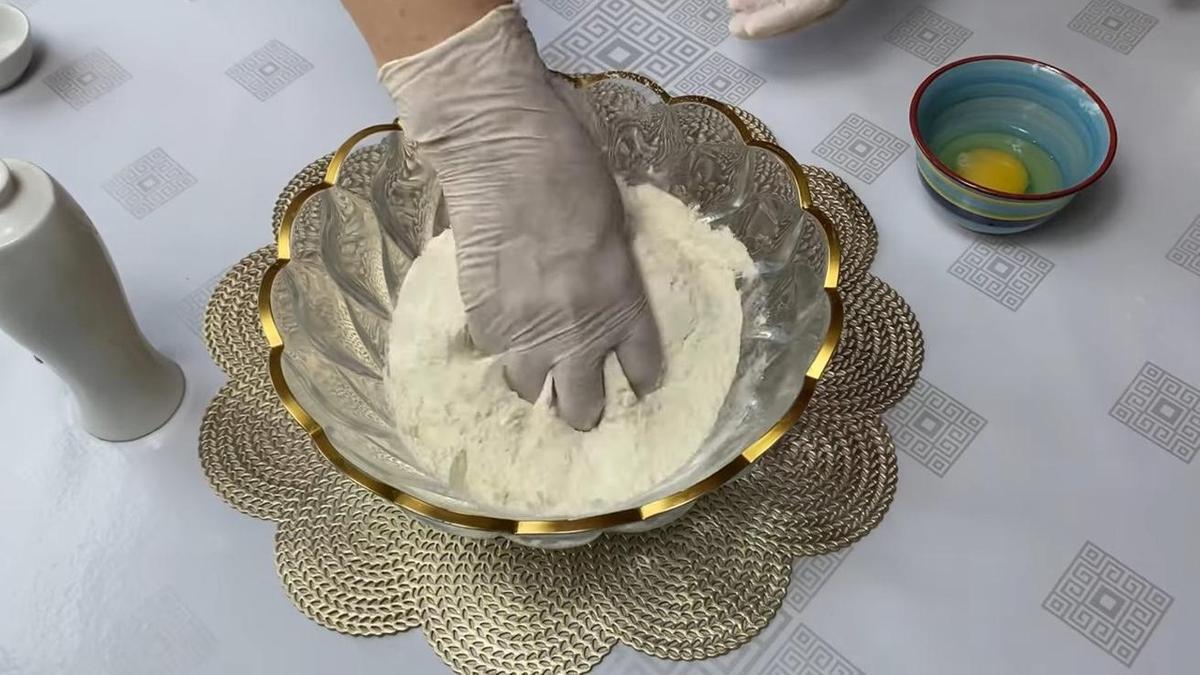 Смешивание муки и пищевой соды