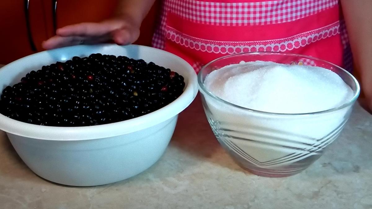Черная смородина и сахар в мисках