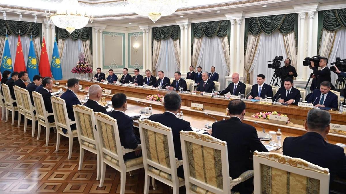 Қасым-Жомарт Тоқаев пен Си Цзиньпин кеңейтілген құрамда келіссөз жүргізді Қасым-Жомарт Тоқаев пен Си Цзиньпин кеңейтілген құрамда келіссөз жүргізді