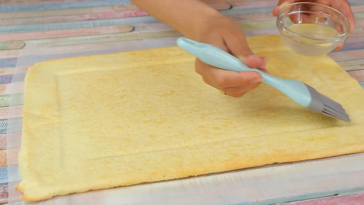 Сироп наносят на бисквит кулинарной кисточкой