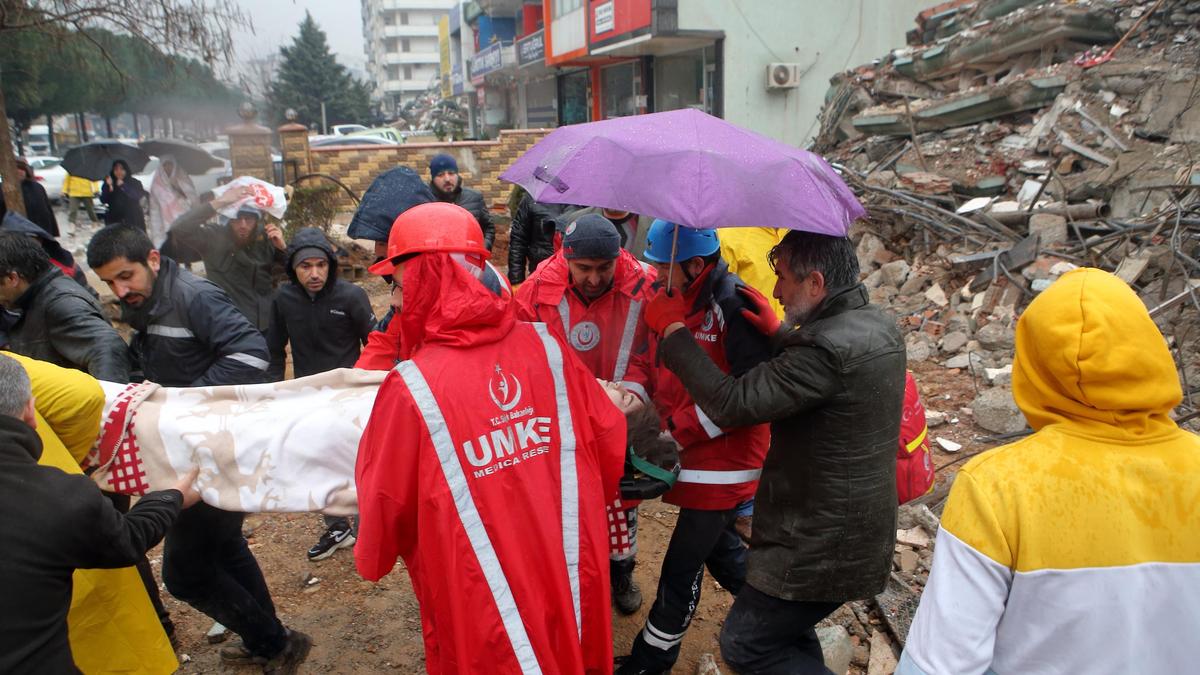 Спасатели на месте обвала здания в Кахраманмараше