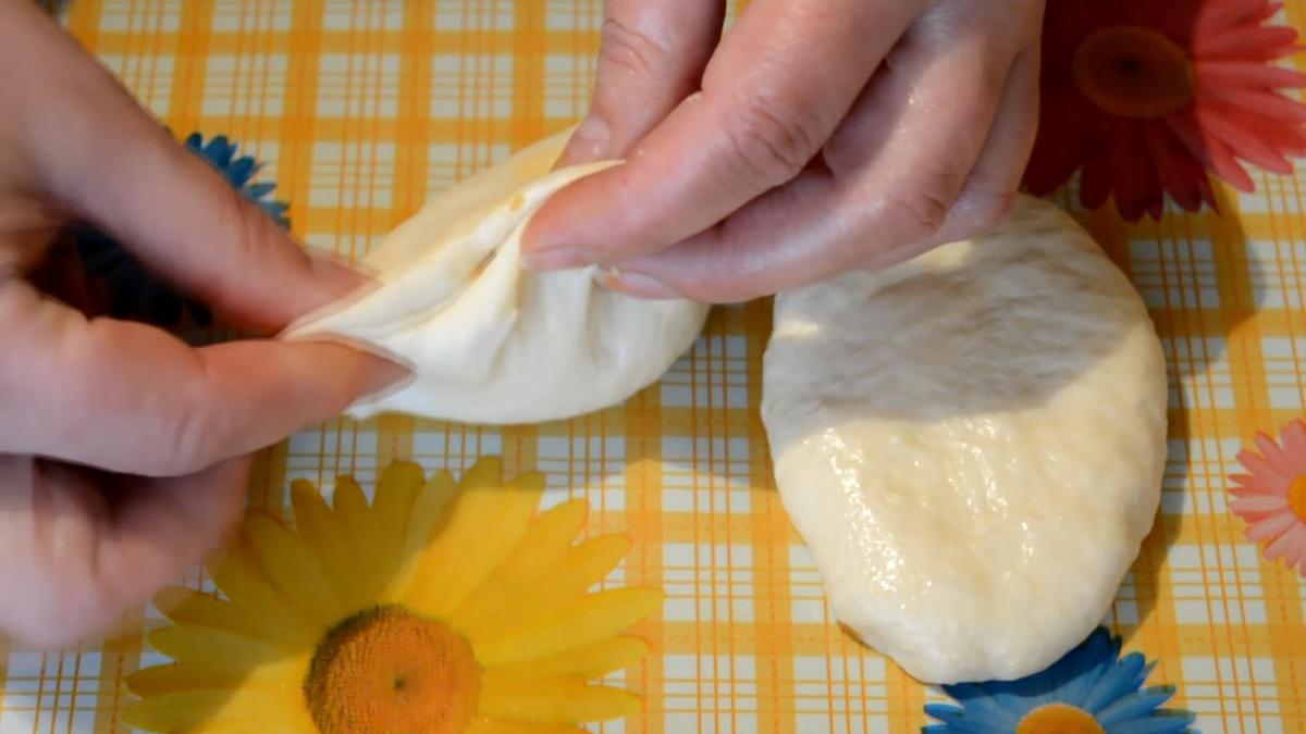 Края заготовки защипывают