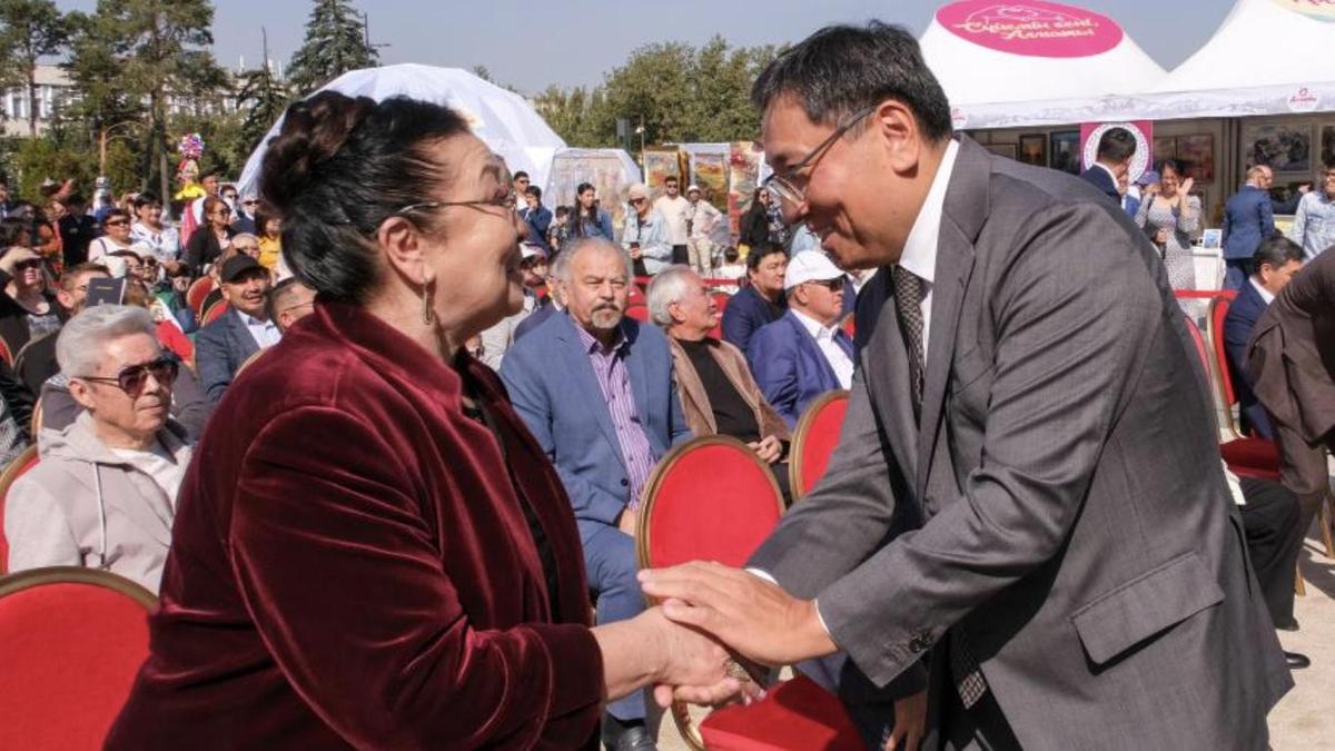Меруерт Өтекешова, Ерболат Досаев/"Сүйем сені, Алматы!" ретро-фестивалі. Фото Меруерт Өтекешова, Ерболат Досаев/"Сүйем сені, Алматы!" ретро-фестивалі. Фото