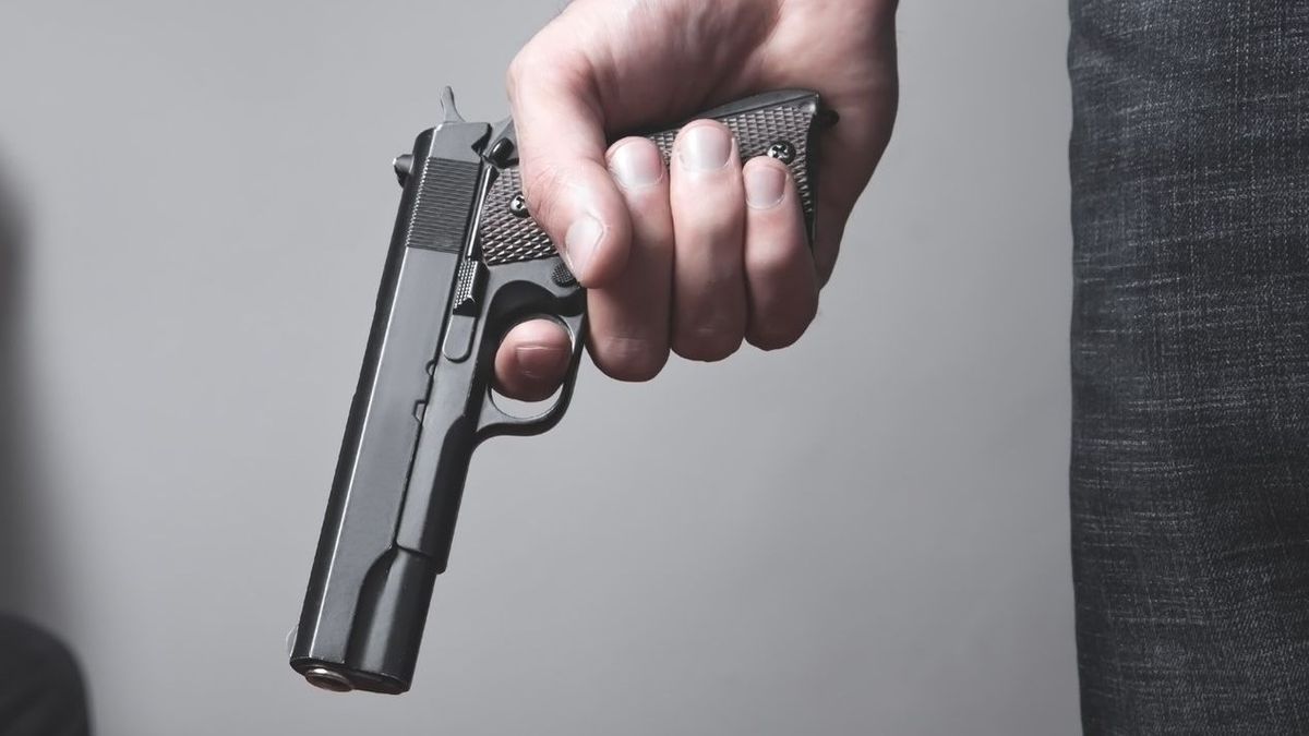 Мужчина с пистолетом