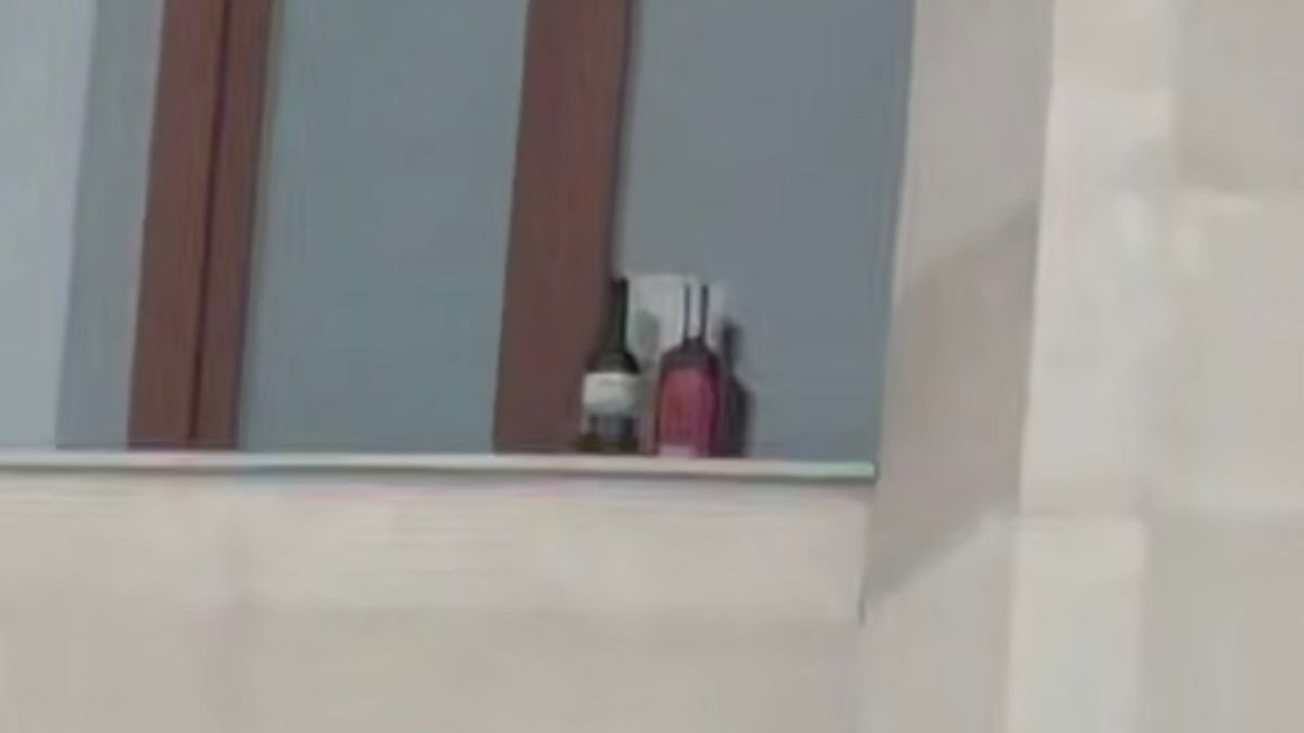 Бутылки на окне здания