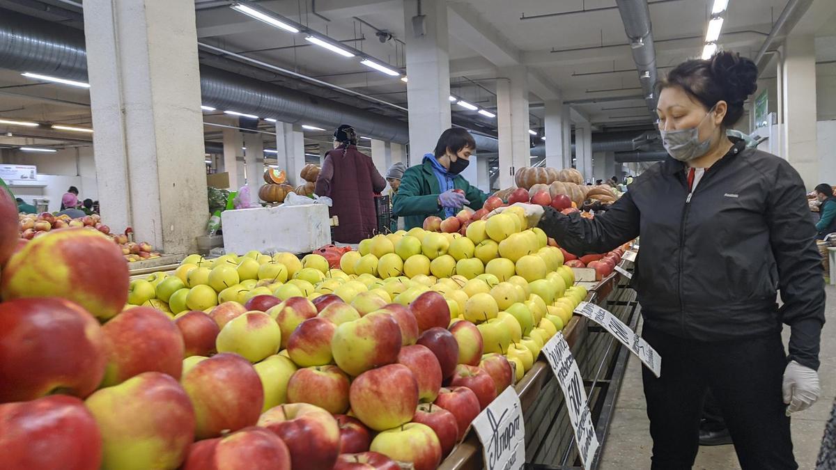 Девушка покупает продукты