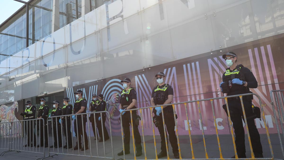 Патрулирование около музея вакцинации в Мельбурне Патрулирование около музея вакцинации в Мельбурне