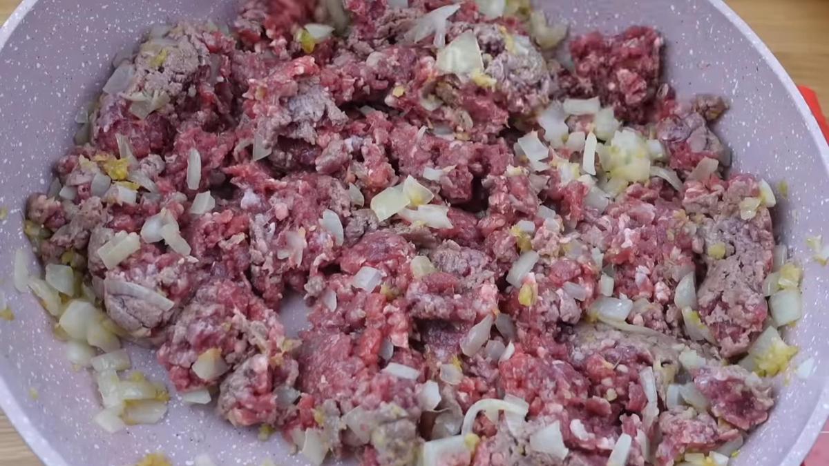 Говяжий фарш на сковороде с луком, чесноком и имбирем