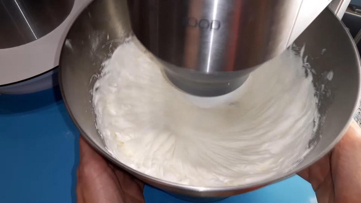 Взбивание сметаны в чаше миксера
