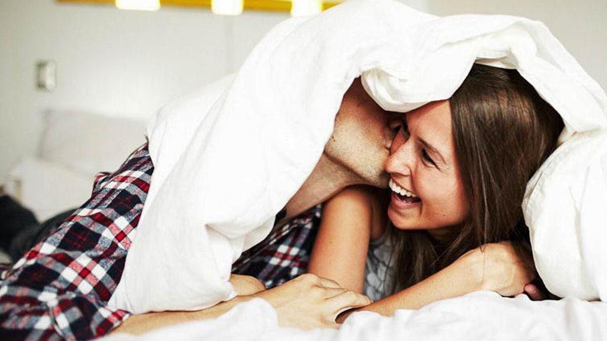 Парень с девушкой под одеялом