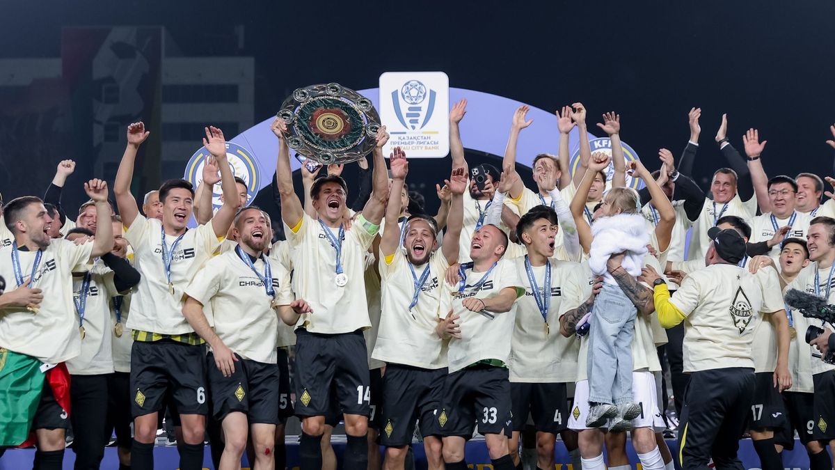 Футболисты "Кайрата" с трофеем КПЛ-2025