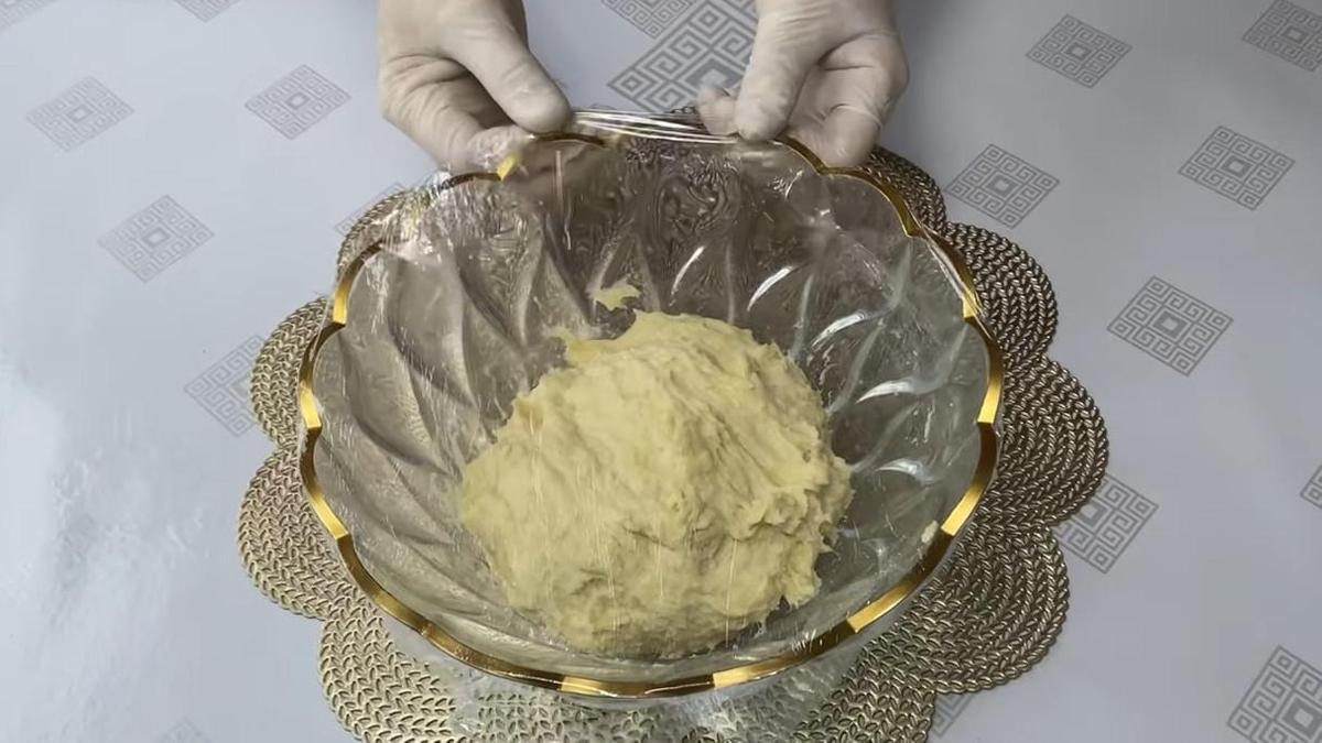 Тесто накрывают пленкой