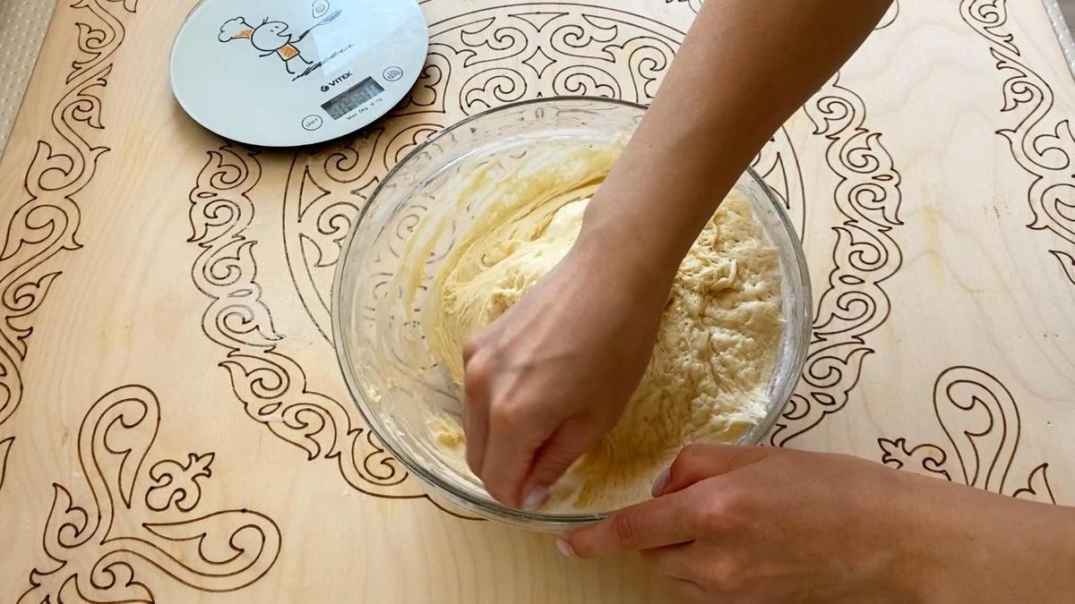 Тесто разминают