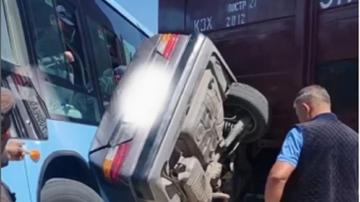 Легковушку зажало между поездом и автобусом Легковушку зажало между поездом и автобусом