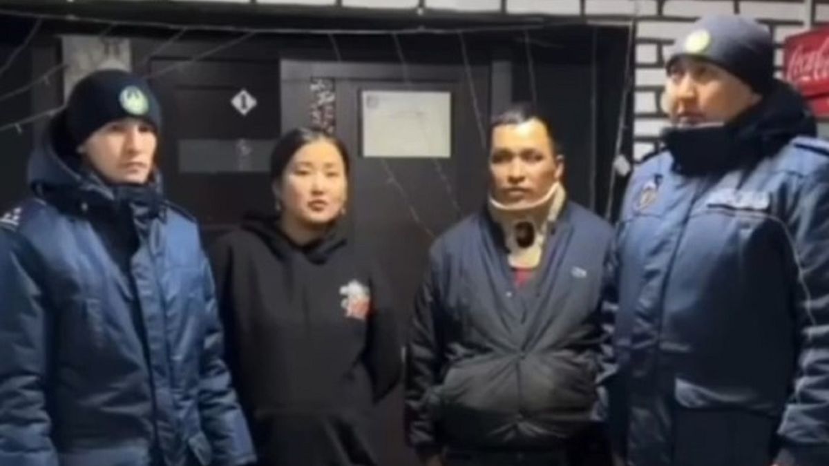 Иностранная семья и полицейские