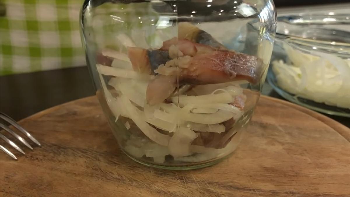 Филе сельди с луком в стеклянной банке