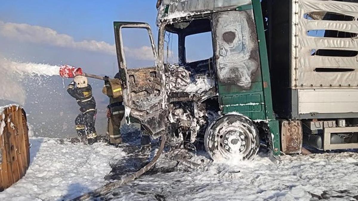 Пожарные тушат горящий грузовик в Павлодаре