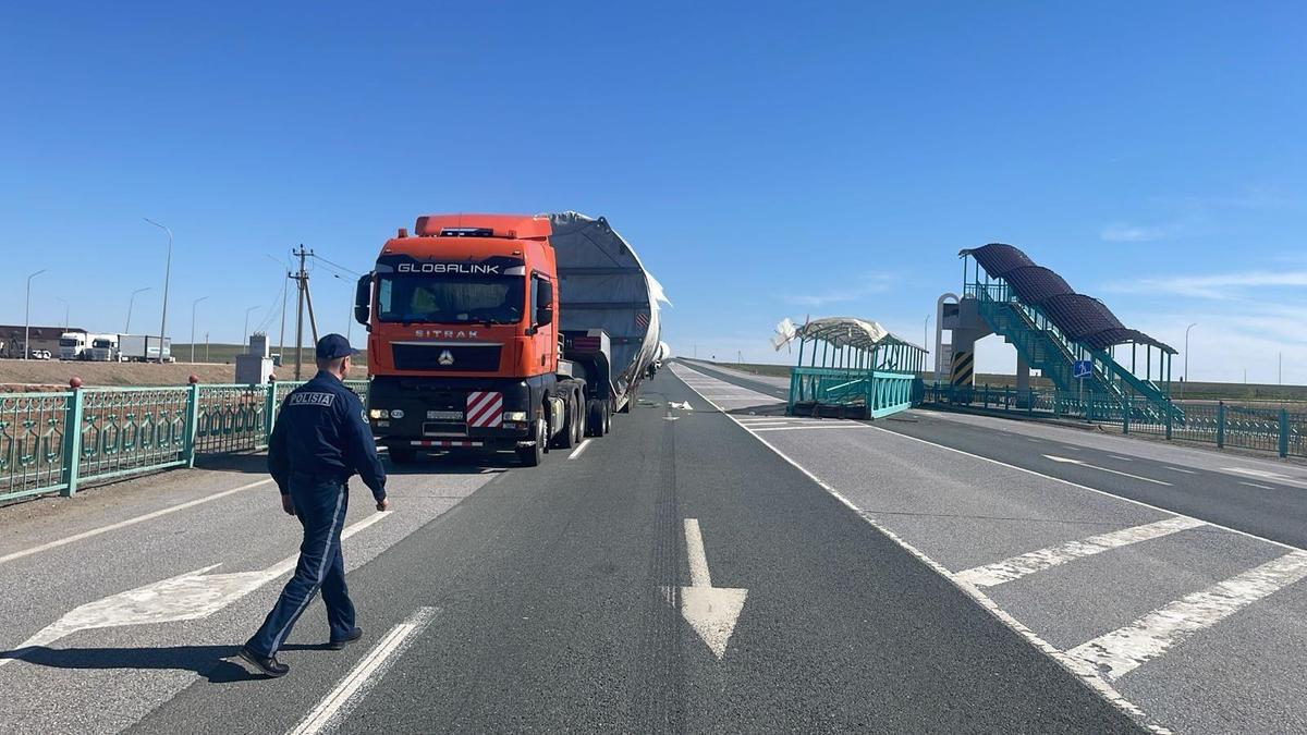 Надземный пешеходный переход упал Надземный пешеходный переход упал