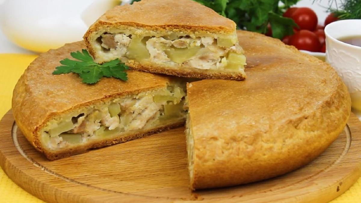 Готовый курник с картофелем и курицей