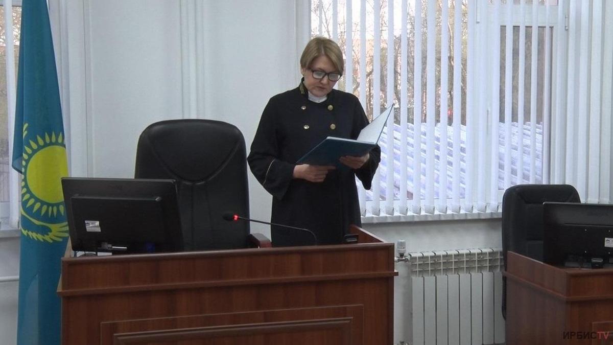 Судья зачитывает приговор Судья зачитывает приговор