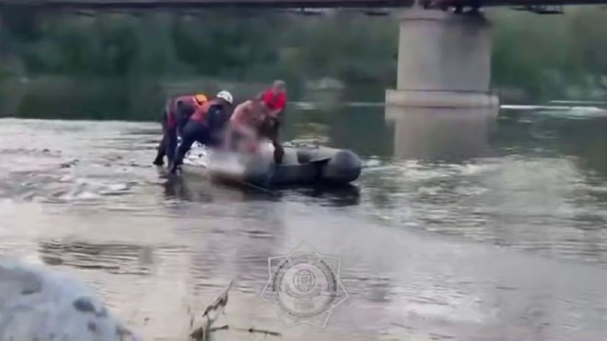 Спасение мужчины из воды