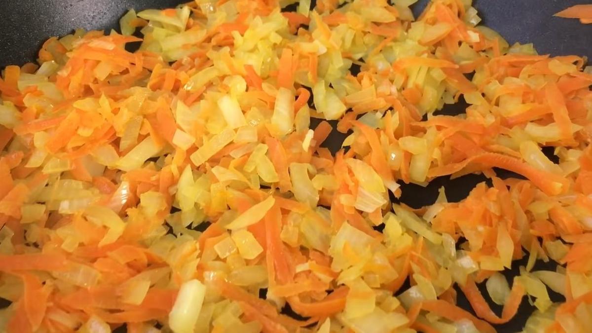 Обжаренные морковь и лук