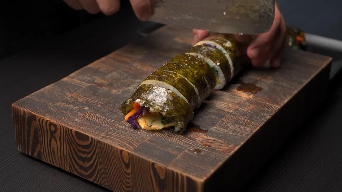 Кимбап нарезают небольшими дольками