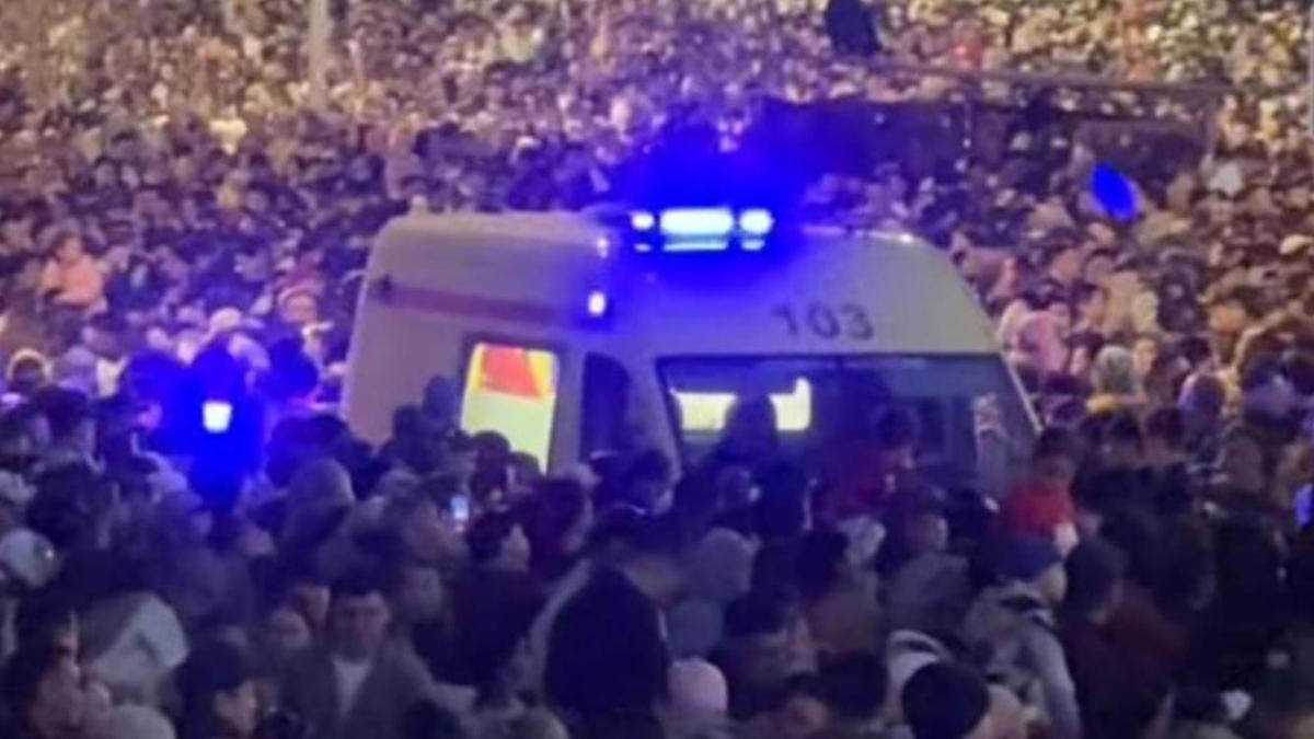 Ақтаудағы мерекелік шараға жиналған қауым Ақтаудағы мерекелік шараға жиналған қауым