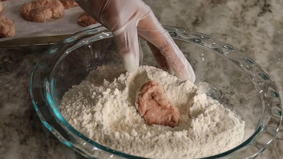 Заготовки из куриного филе обваливают в муке