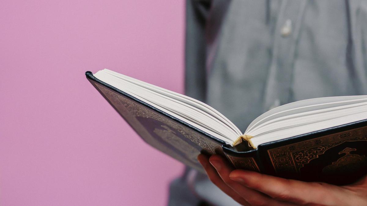 Мужчина читает книгу