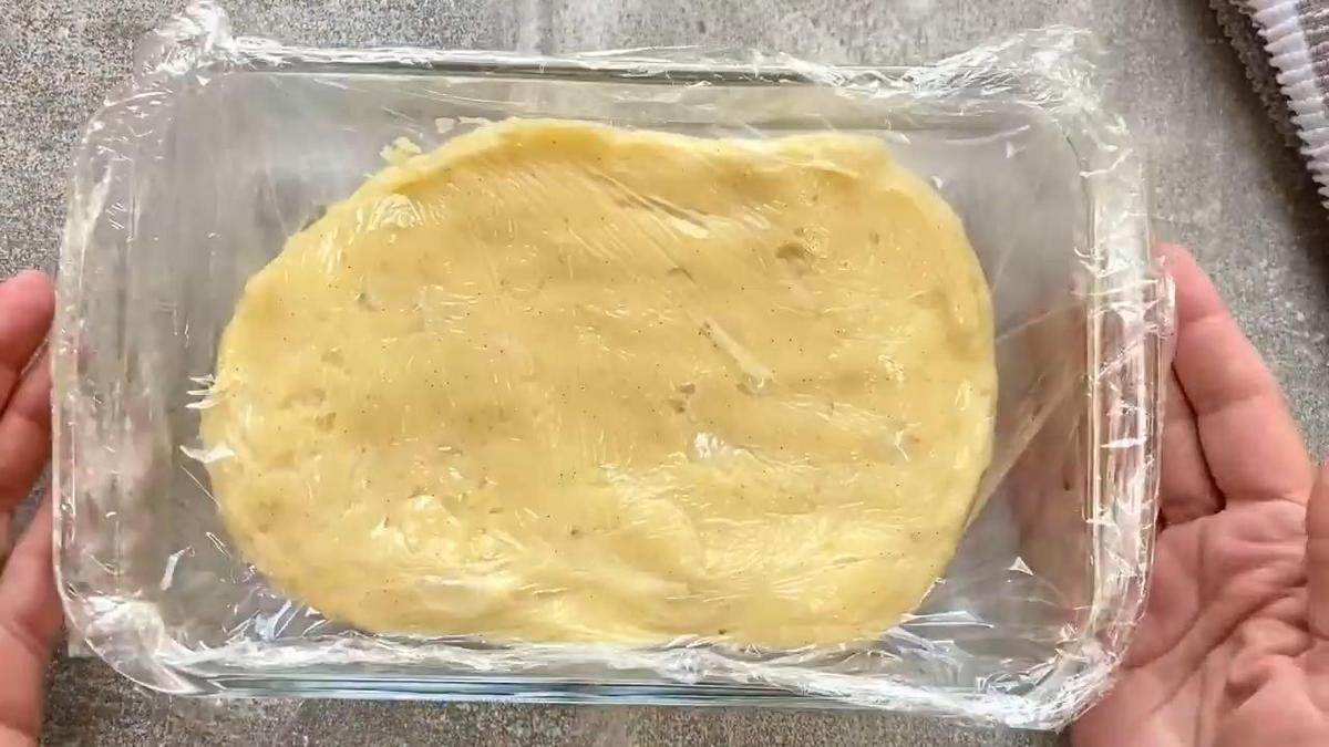 Крем «Патисьер» под пленкой в стеклянной емкости