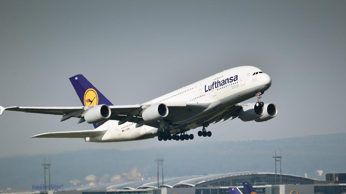 Самолет lufthansa