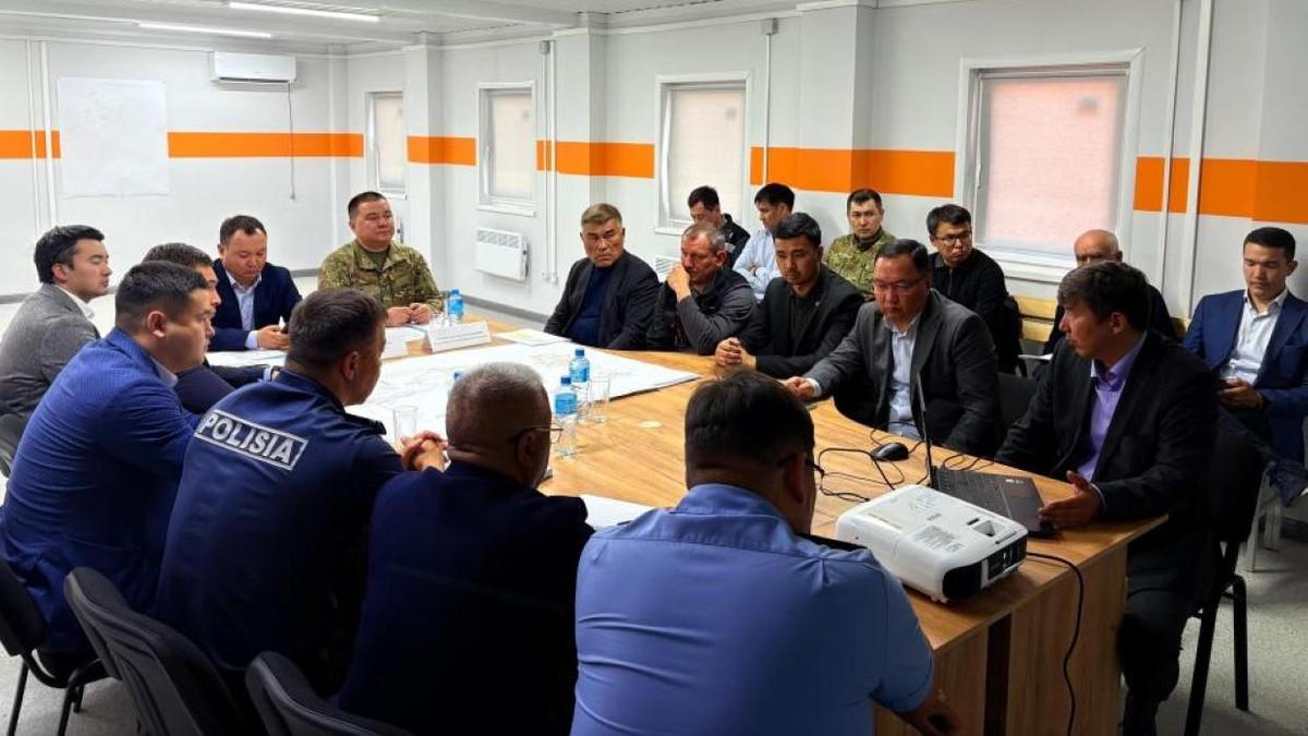Совещание по поводу взрыва в шахте Совещание по поводу взрыва в шахте