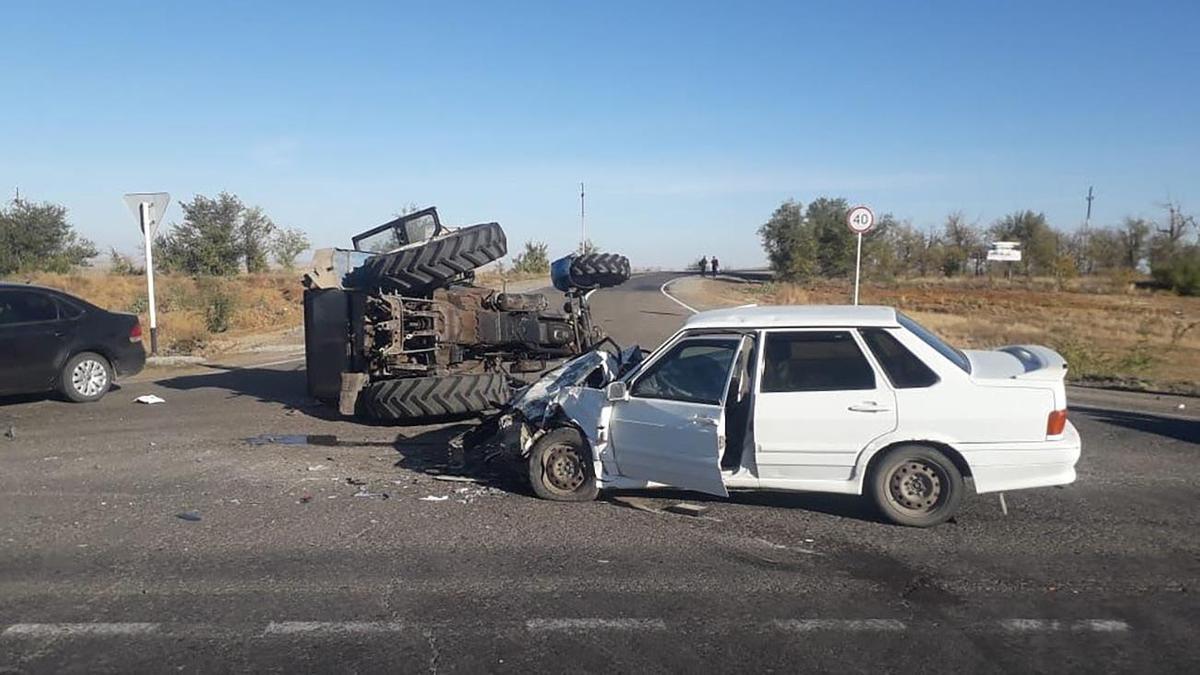 Поврежденный автомобиль и трактор на месте аварии