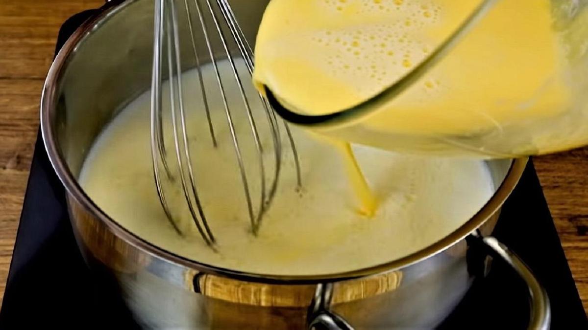 Взбитые желтки текут в молоко