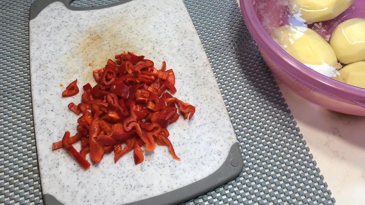 Нарезанные сладкий красный перец