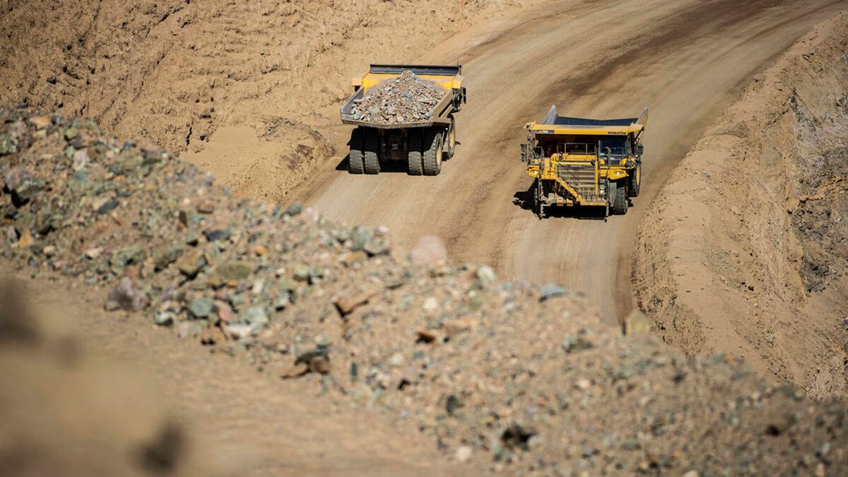 Самосвалы с рудой