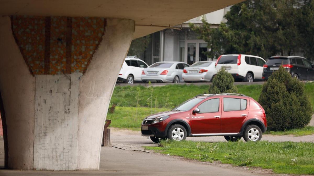 Автомобиль стоит на парковке