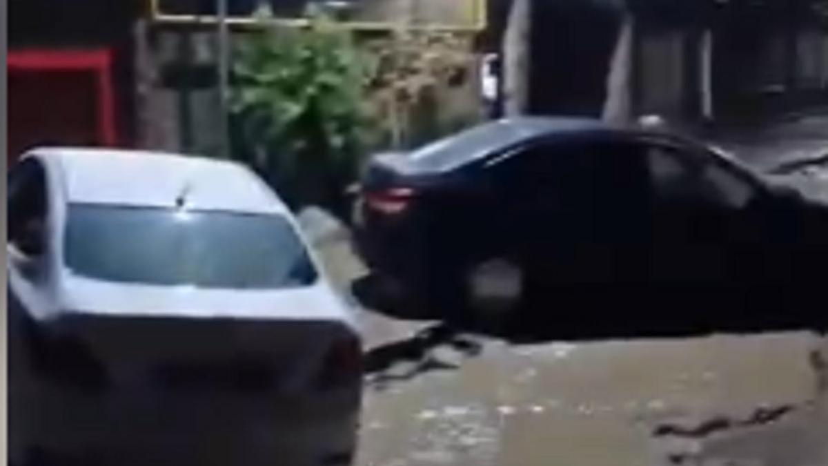 Машины получили повреждения из-за провала дороги в Алматы