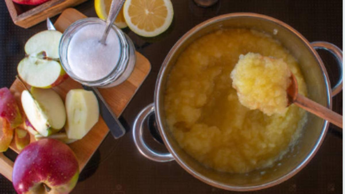 Яблочное пюре в кастрюле