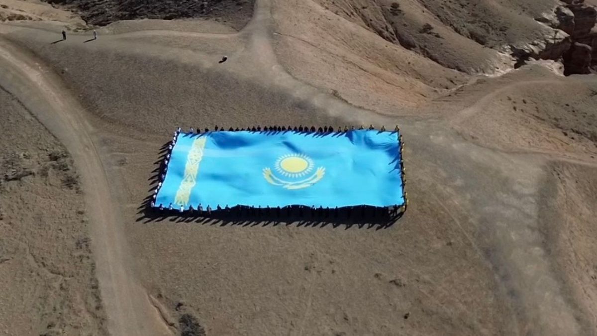 Флаг в Чарынском каньоне