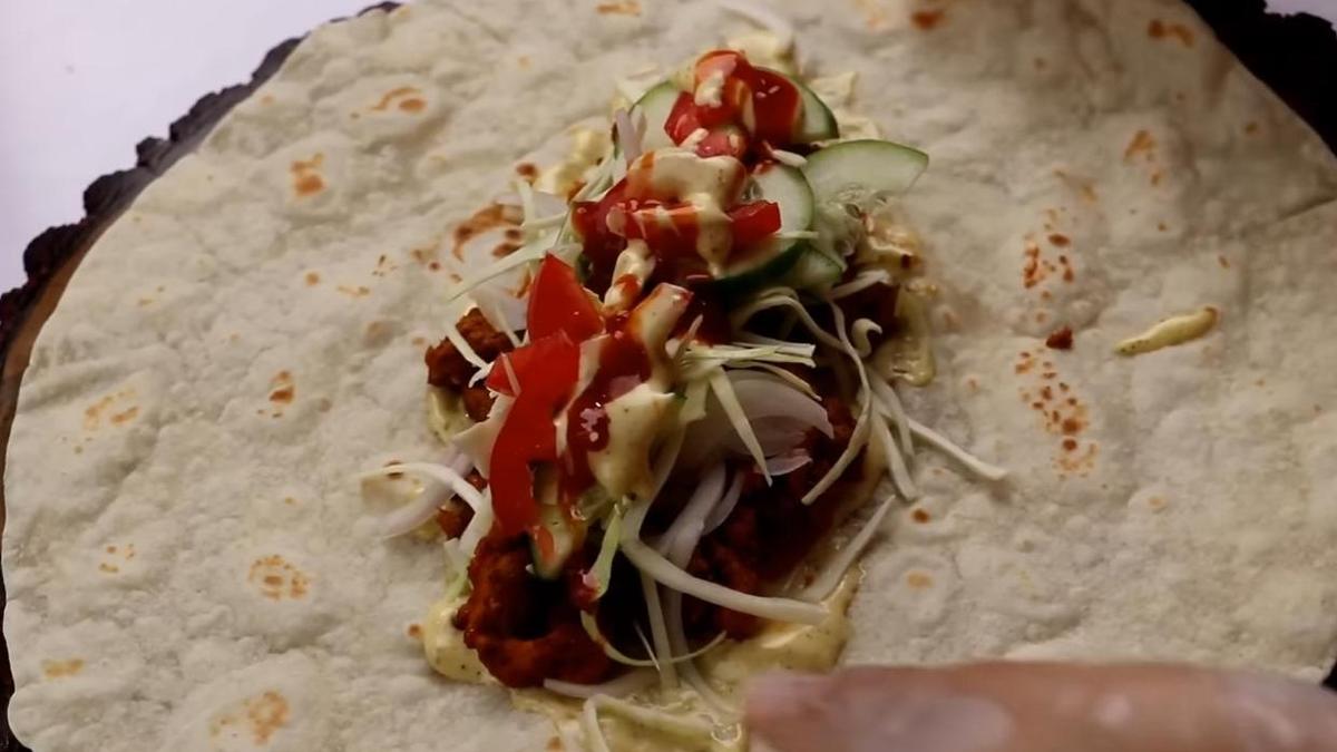 Мясо, овощи и сыр на лепешке