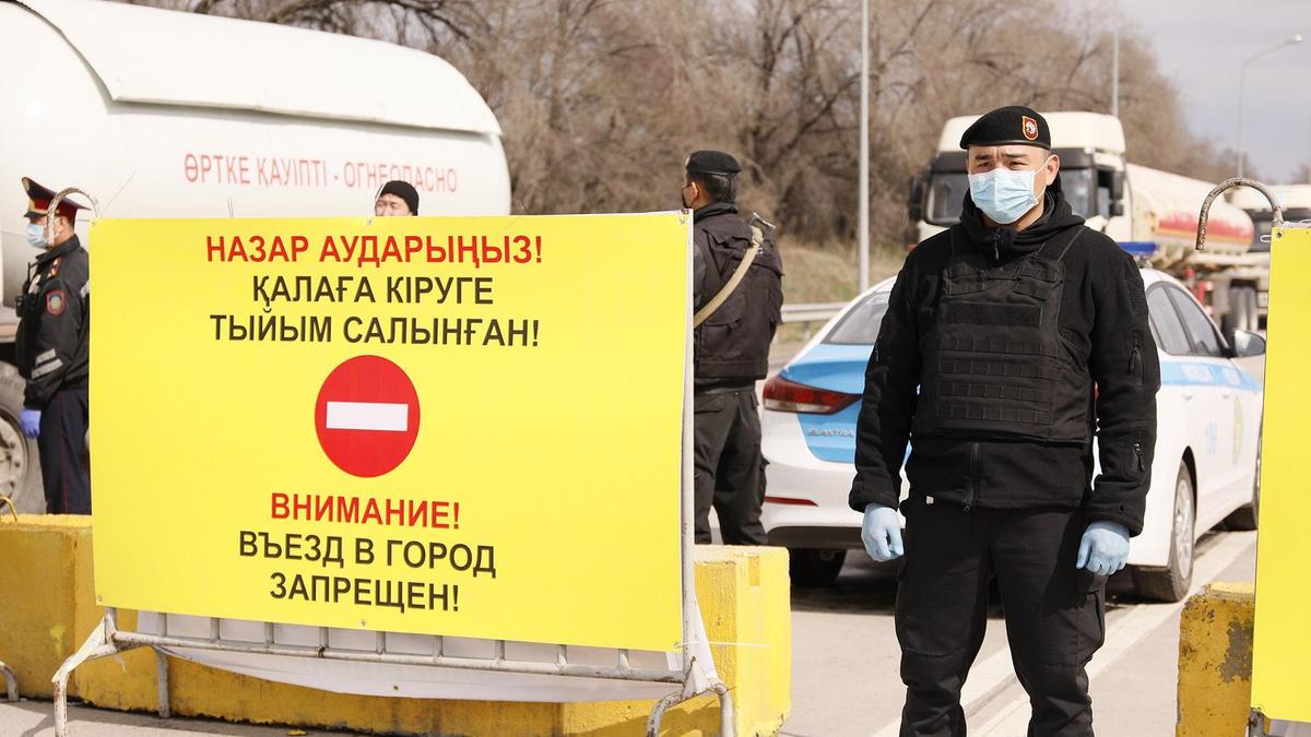 Военный в бронежилете стоит на блокпосту